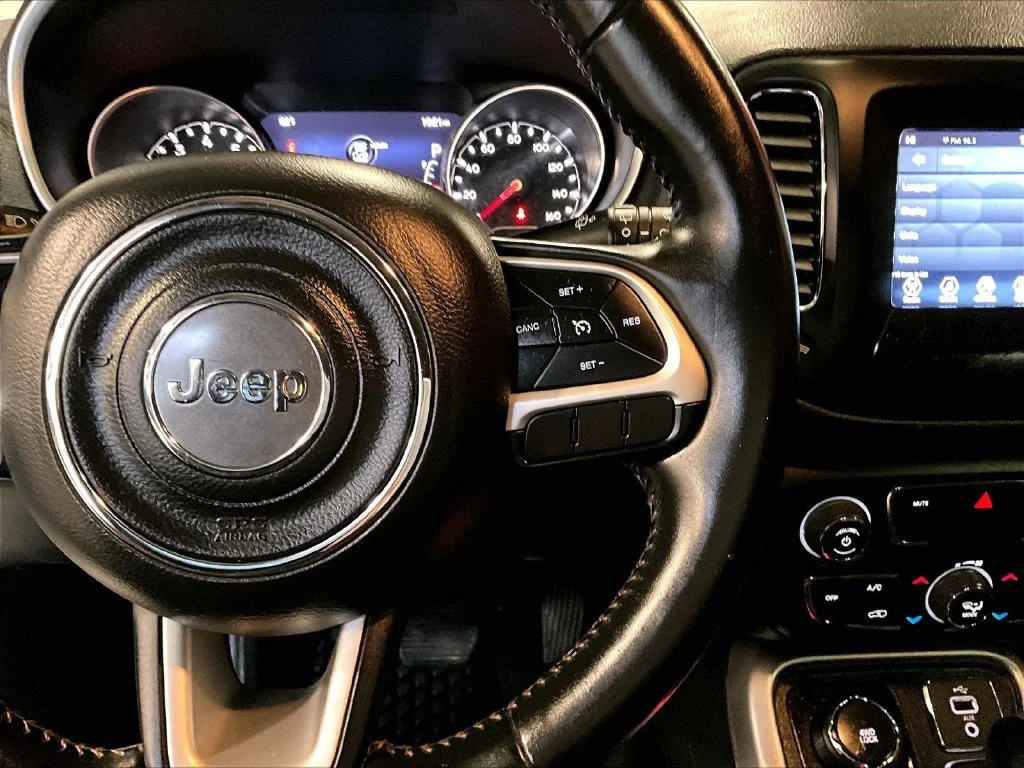Used 2018 White Jeep Latitude image 25