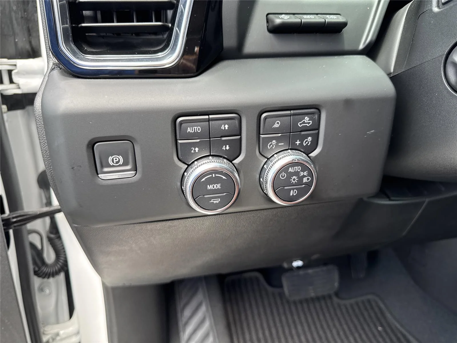 Used 2024 White Frost Tricoat GMC Denali Ultimate image 20