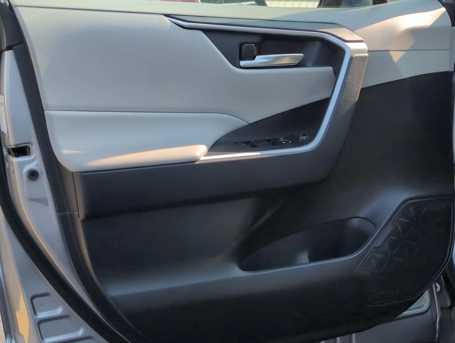 Used 2020 Silver Sky Metallic Toyota XLE image 19
