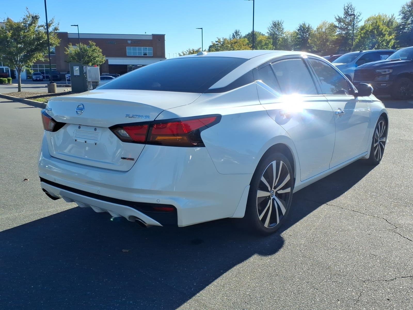 Used 2020 Pearl White Tricoat Nissan 2.0 Platinum image 2