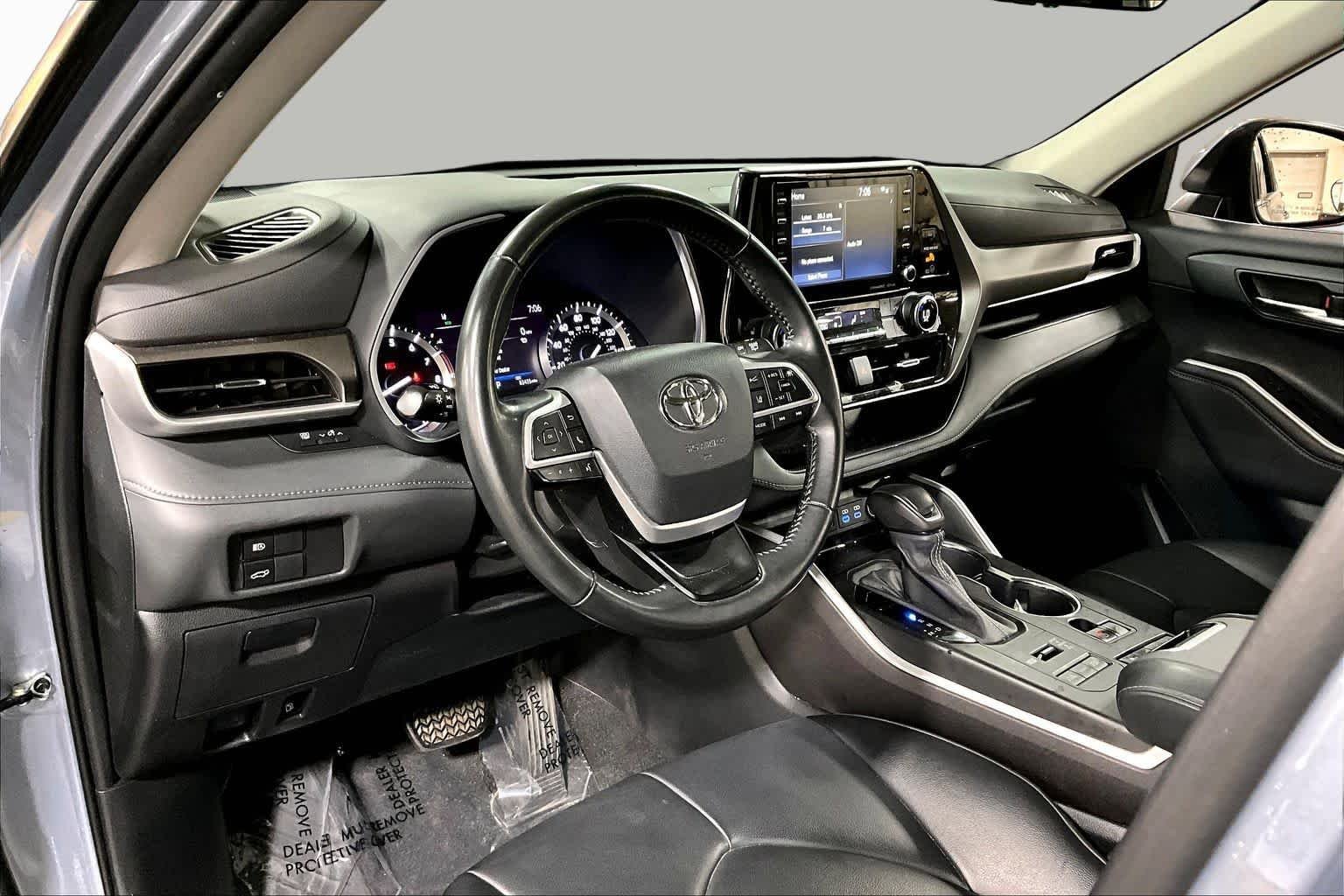 Used 2022 Moon Dust Toyota XLE image 18