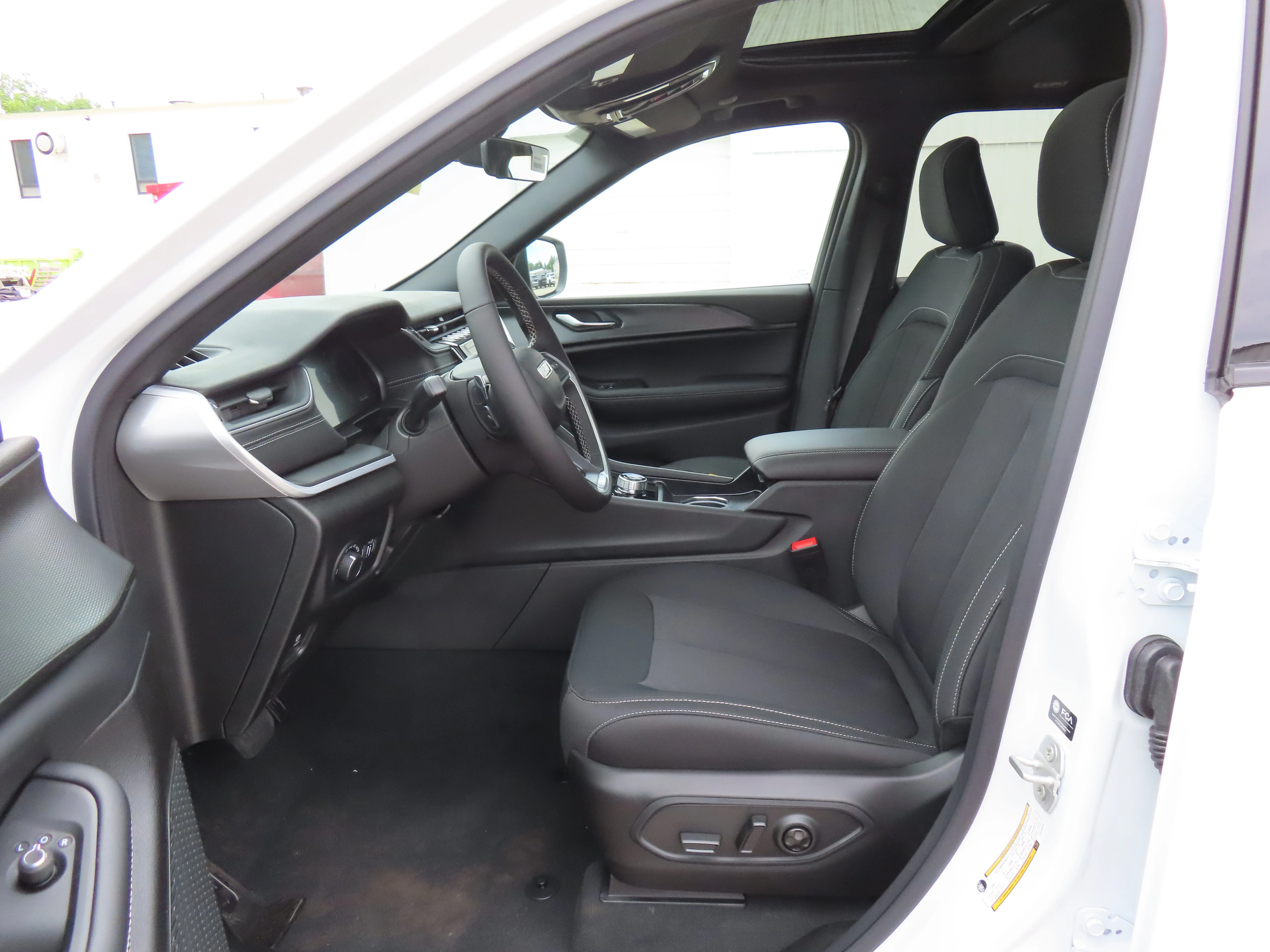 New 2026 Bright White Clear-Coat Exterior Paint Jeep Laredo X image 10