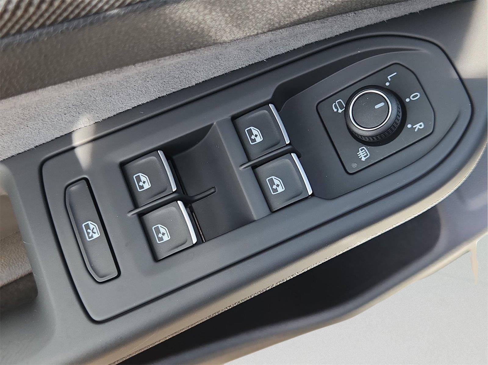 2025 Volkswagen Golf R photo 22 of 32