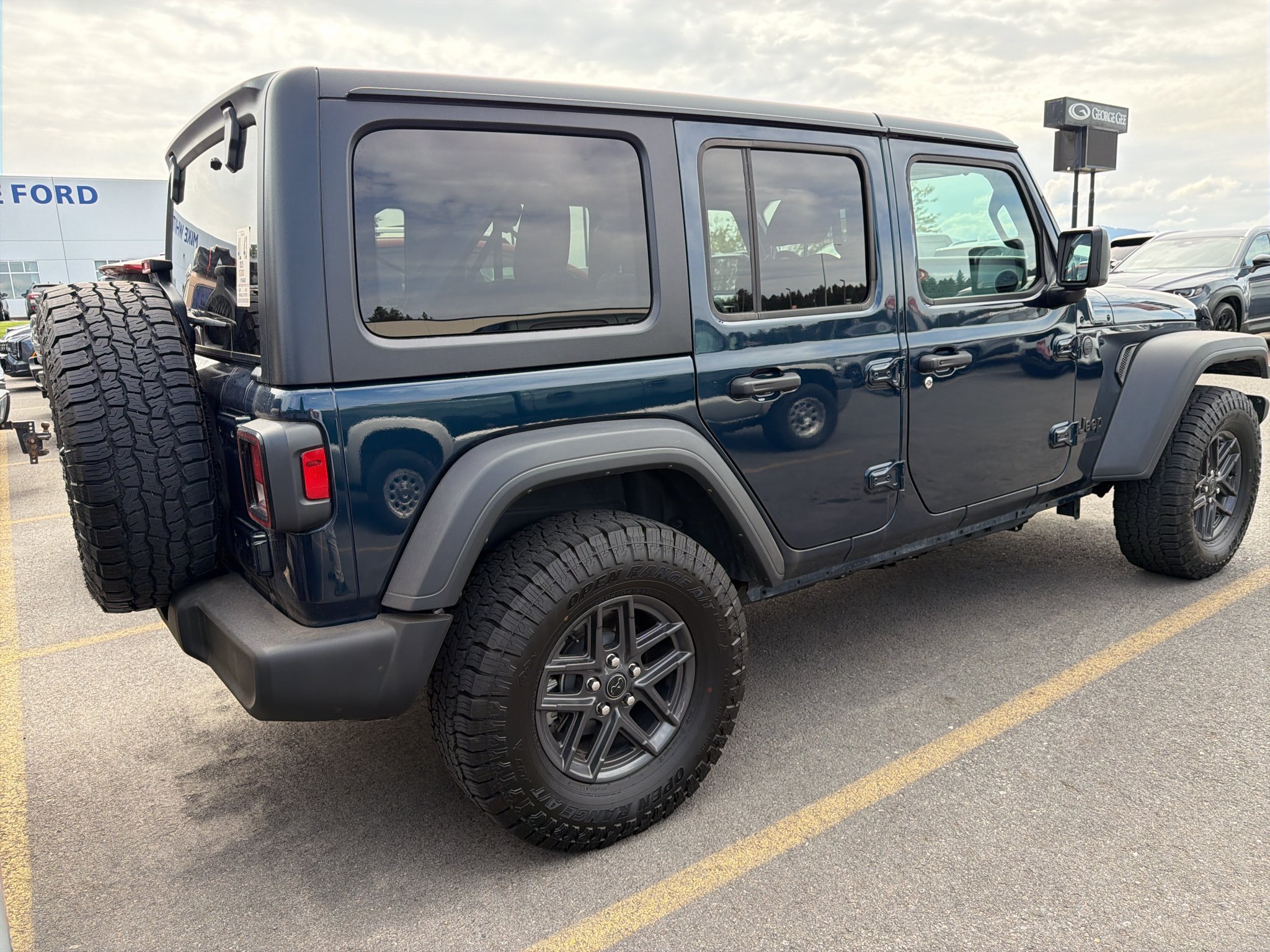 Used 2025 Fathom Blue Pearlcoat Jeep Sport S image 4