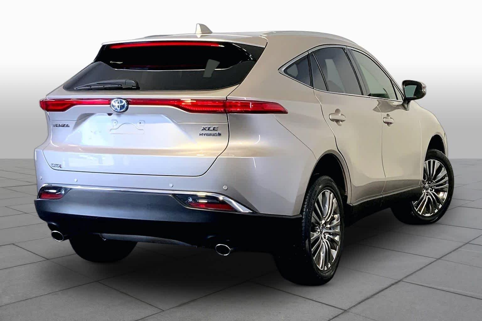 Used 2022 Titanium Glow Toyota XLE image 13