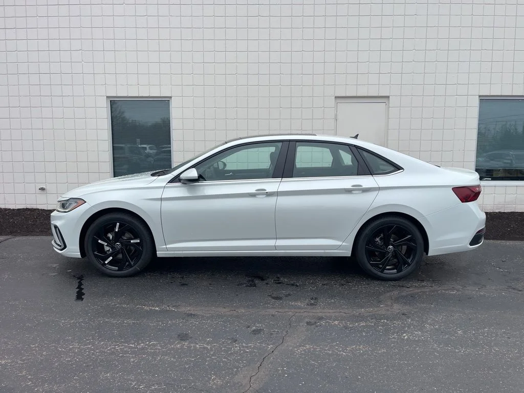 New 2026 Opal White Pearl Volkswagen 1.5T SE image 2