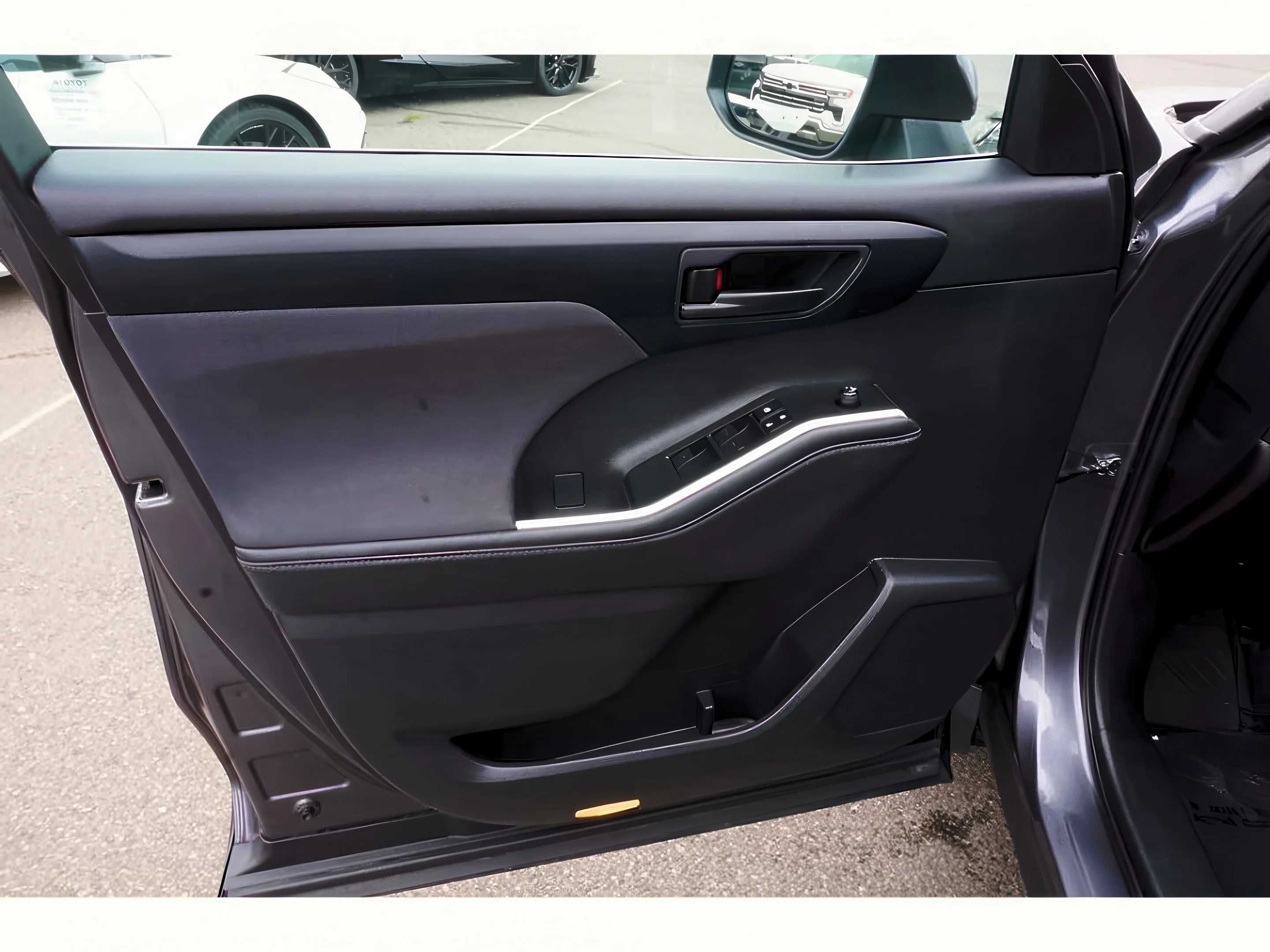 2024 Toyota Highlander LE - Photo 10
