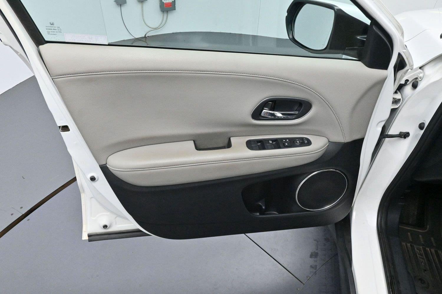 Used 2022 Platinum White Pearl Honda EX-L image 9