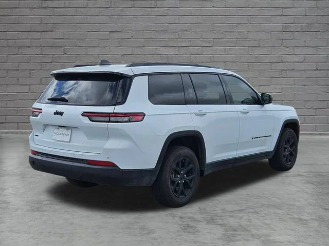 Used 2024 White Jeep Altitude image 5