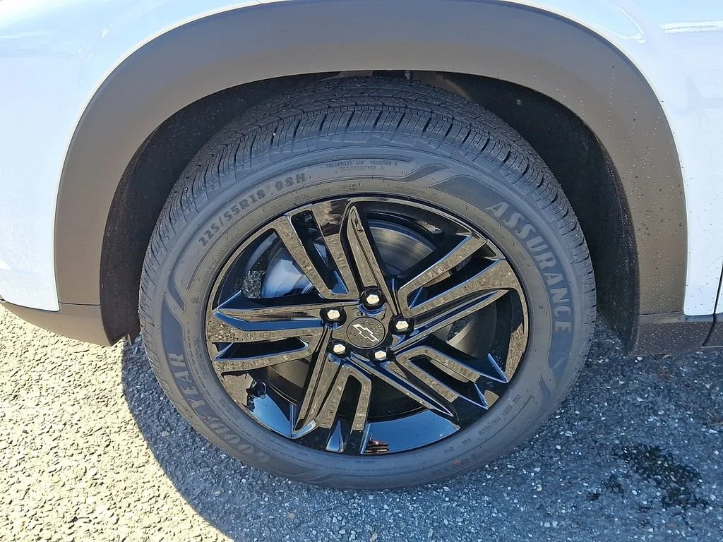 New 2026 Summit White Chevrolet ACTIV image 19