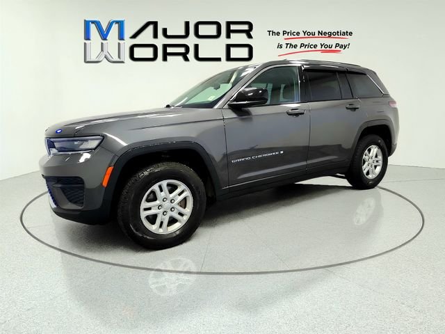 Used 2024 Gray Jeep Laredo image 4