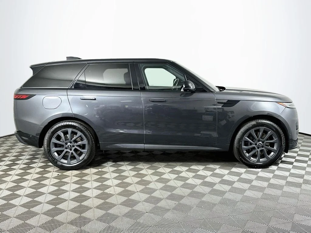 Used 2023 Carpathian Gray Premium Metallic Land Rover SE Dynamic image 4