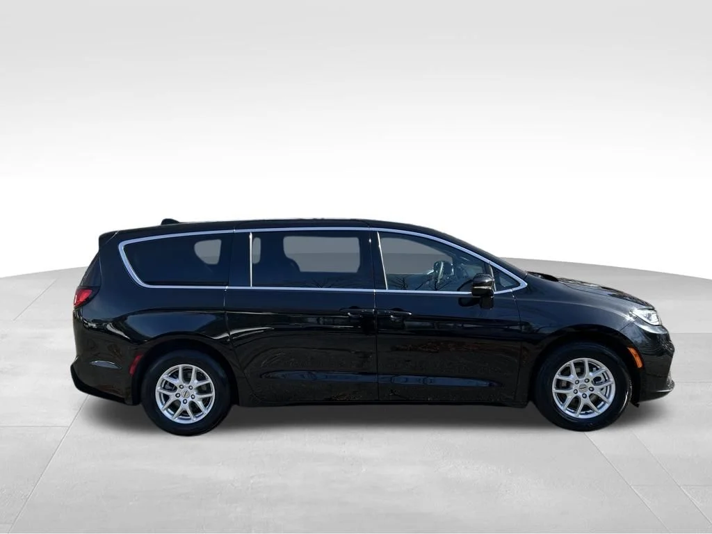 Used 2025 Black Chrysler Select image 7