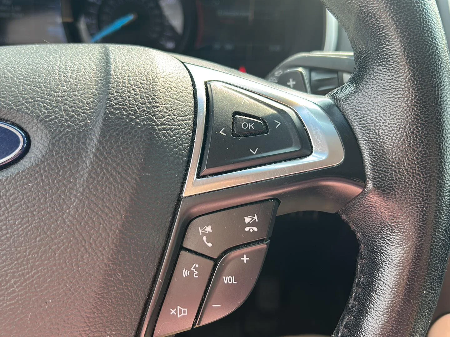 Used 2019 White Platinum Metallic Tri-Coat Ford SEL image 10