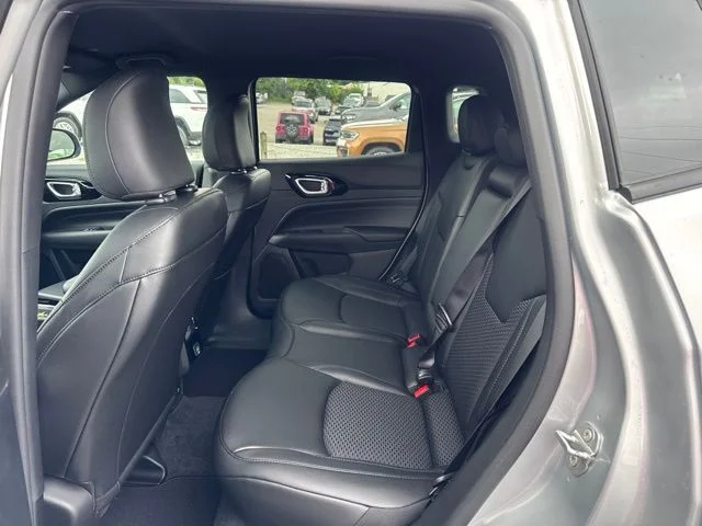 New 2026 Silver Zynith Metallic Clearcoat Jeep Latitude image 13