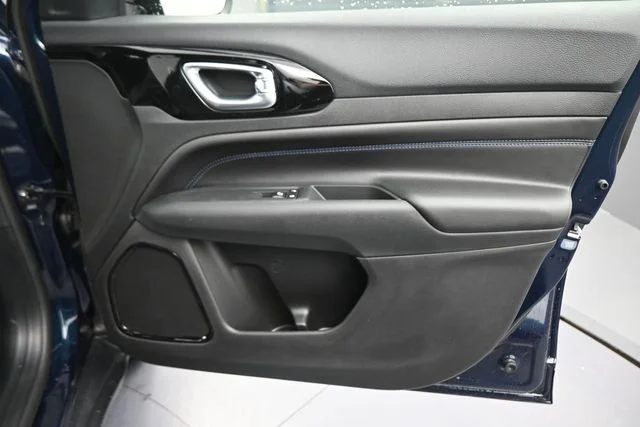 New 2026 Fathom Blue Pearl-Coat Exterior Paint Jeep Latitude image 21