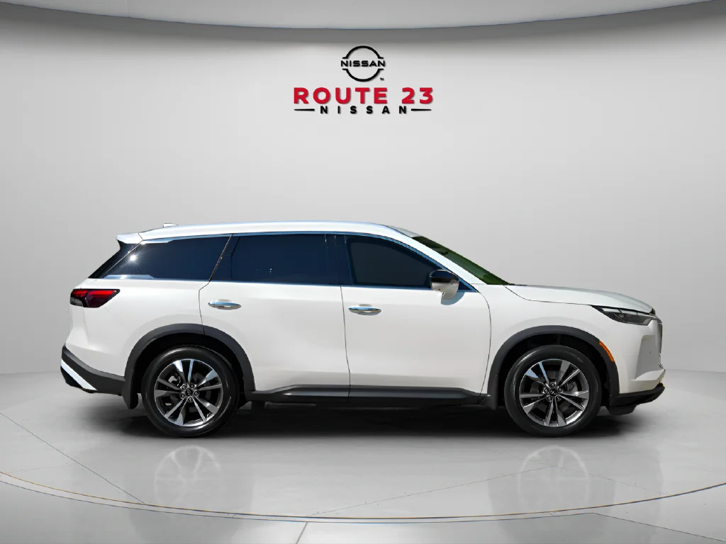 Used 2024 White INFINITI LUXE image 9