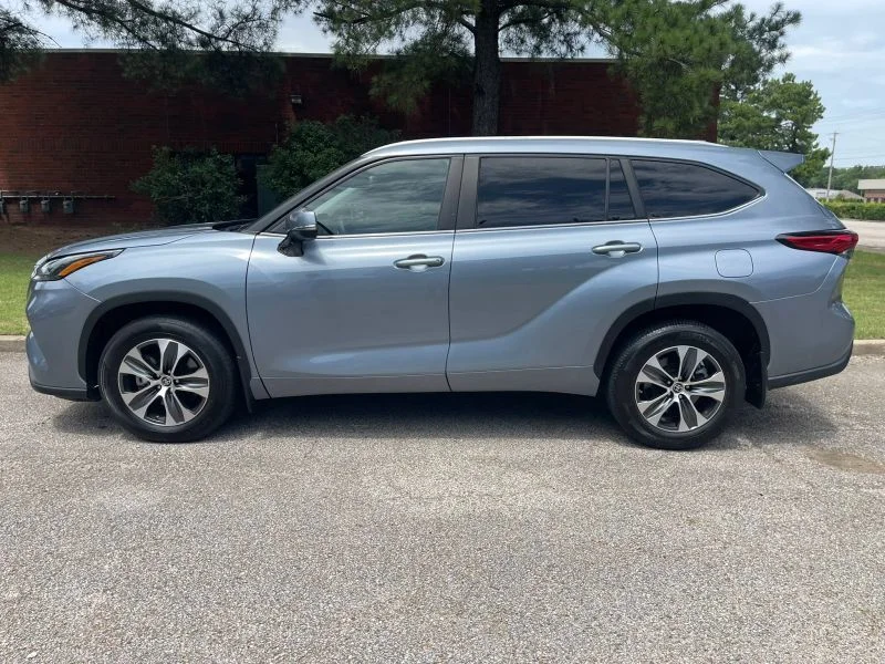 Used 2023  Toyota XLE image 4