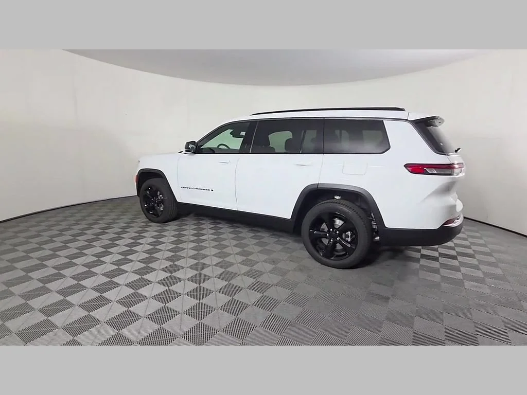 New 2026 Bright White Clear-Coat Exterior Paint Jeep Limited image 30