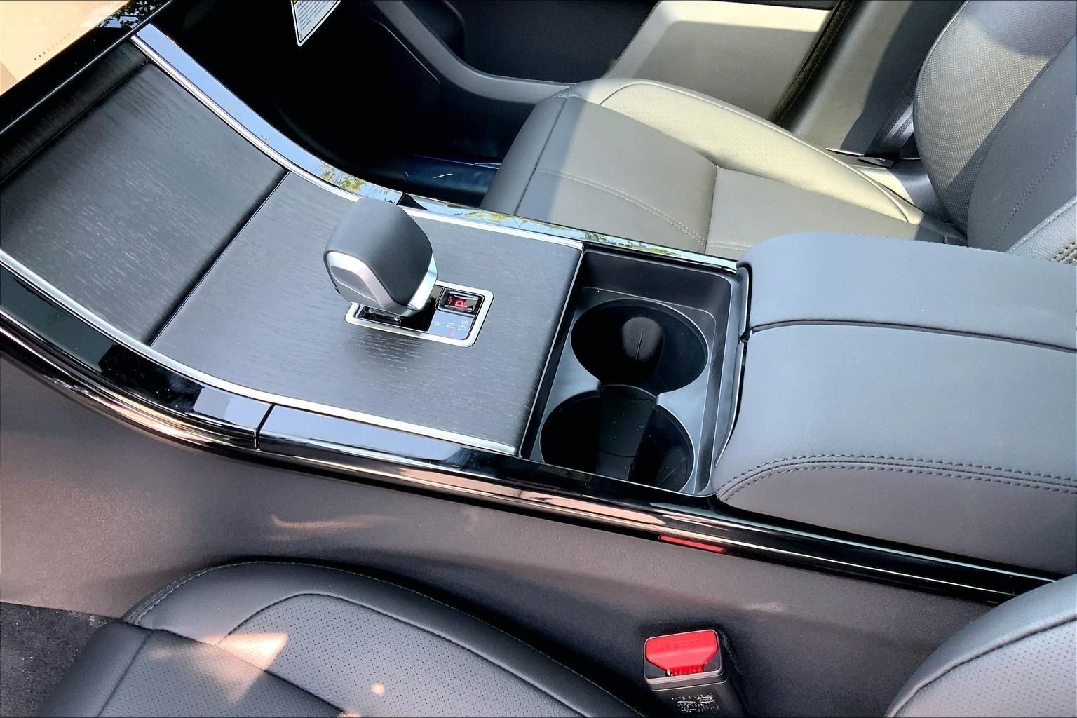 New 2026 Santorini Black Land Rover Dynamic SE image 7