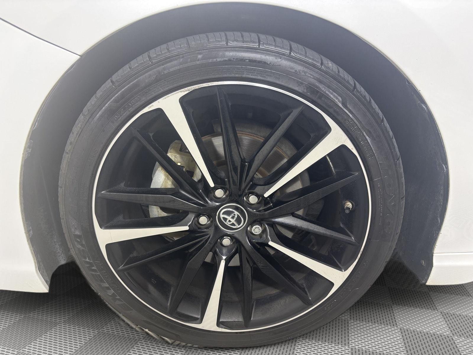 Used 2019 Wind Chill Pearl w/Midnight Black Metallic Roof Toyota XSE V6 image 8