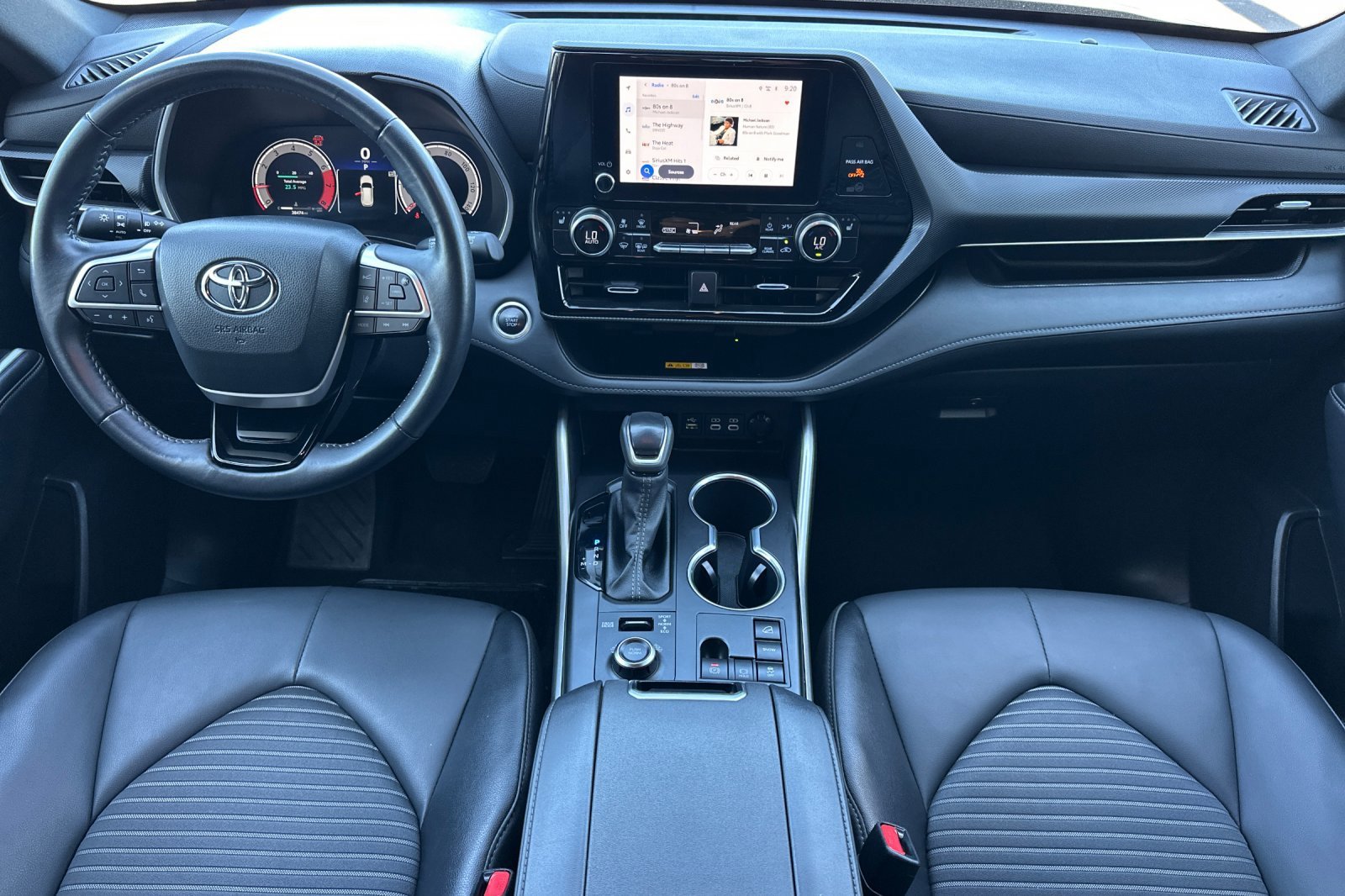 2025 Toyota Highlander LE - Photo 13