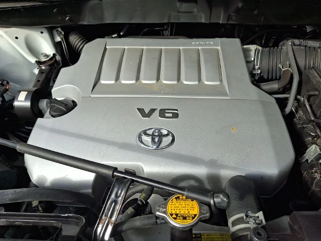 Used 2013 White Toyota SE image 28