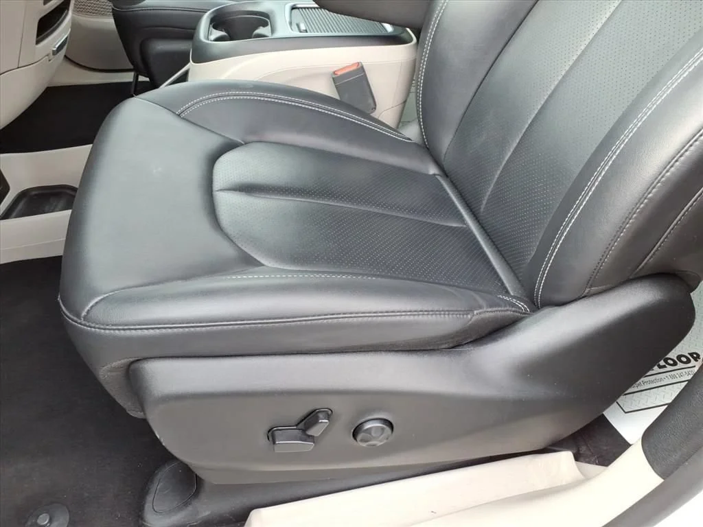 Used 2024 White Chrysler Touring L image 4