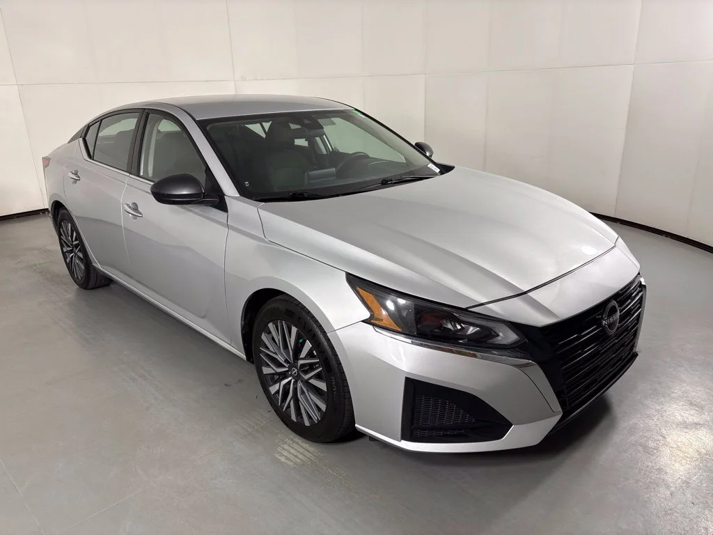 Used 2024 Silver Nissan 2.5 SV image 2