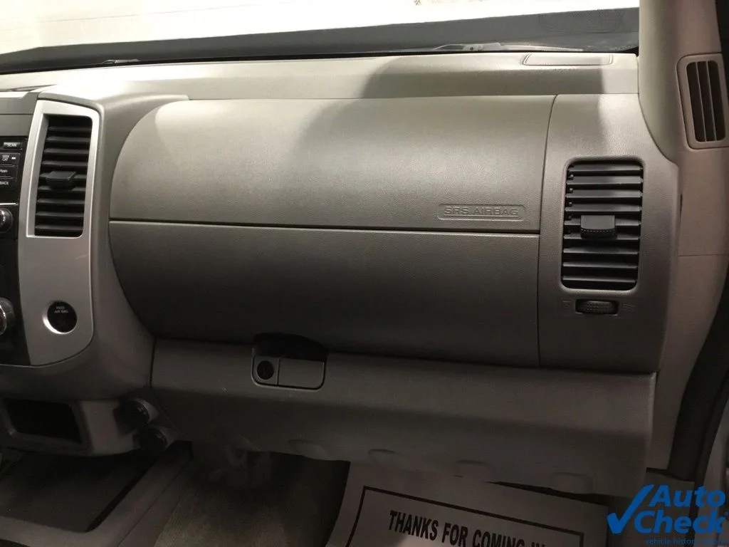 Used 2015 Silver Nissan SV image 37