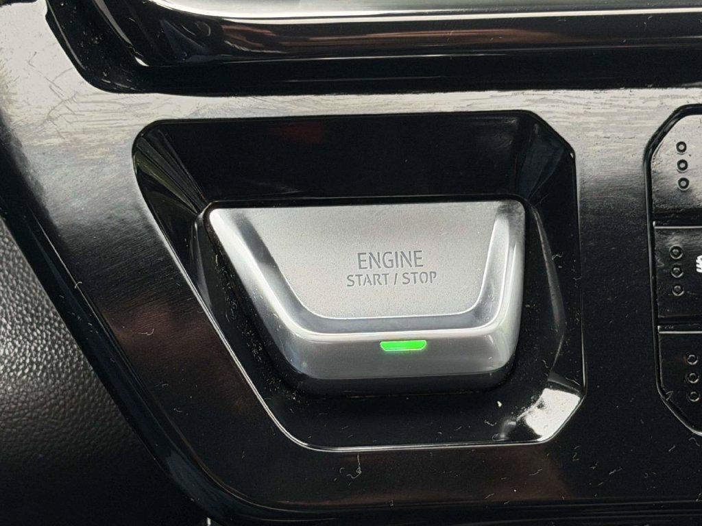 Used 2025 White GMC AT4X image 8