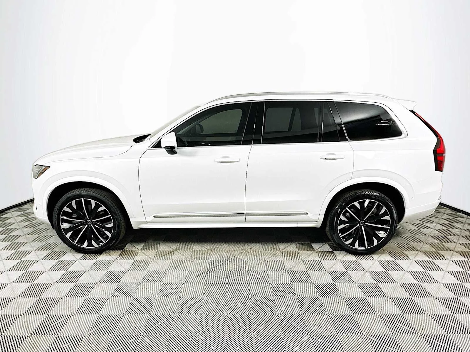 Used 2025 Crystal White Volvo Plus image 4