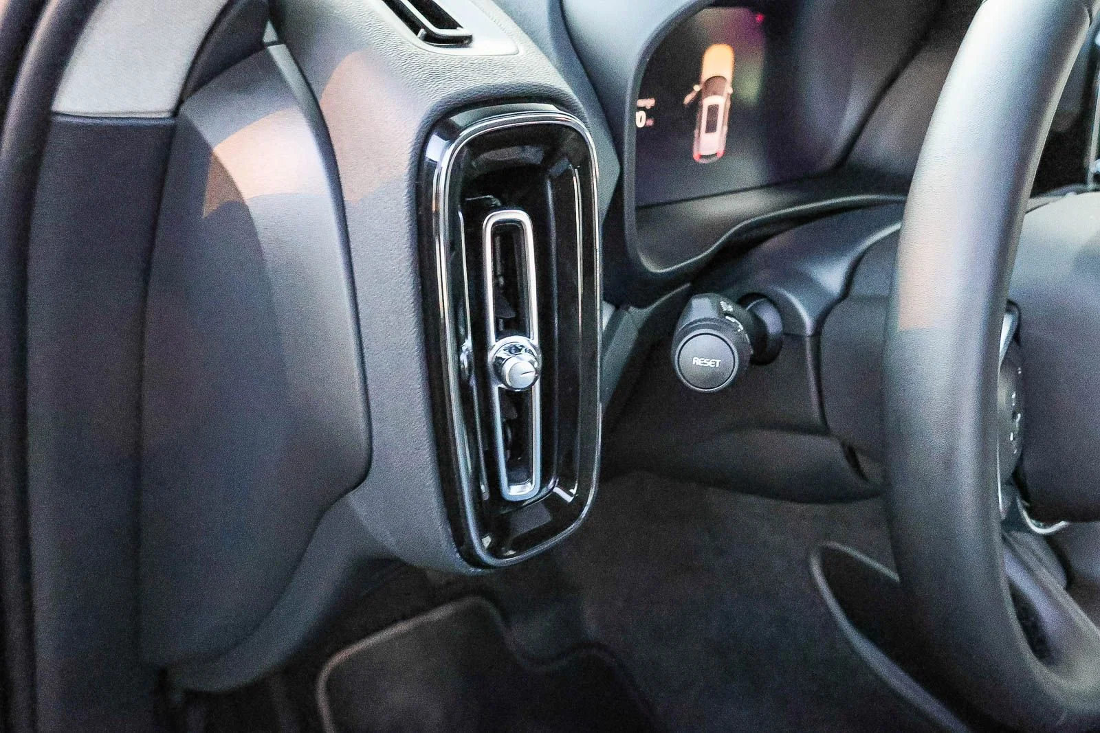 2025 Volvo XC40 Core - Photo 33