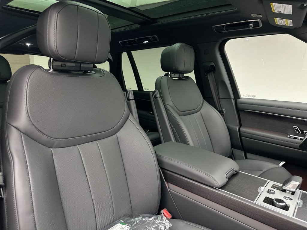 New 2027 Santorini Black Land Rover SE image 6