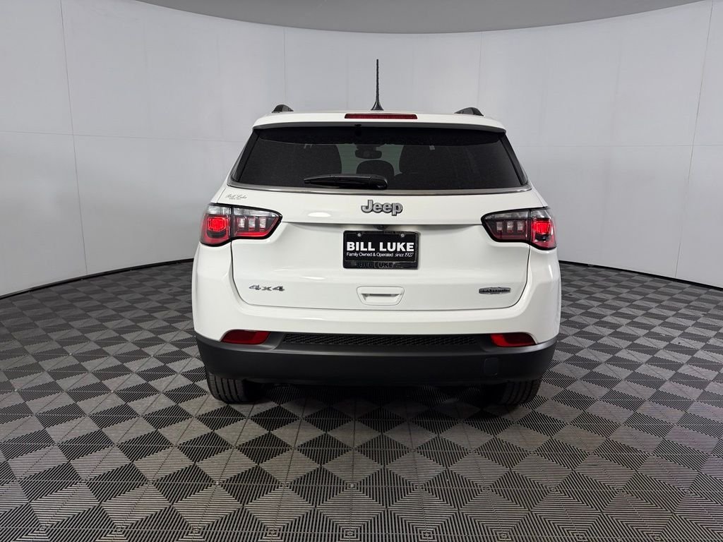 Used 2025 White Jeep Latitude image 9