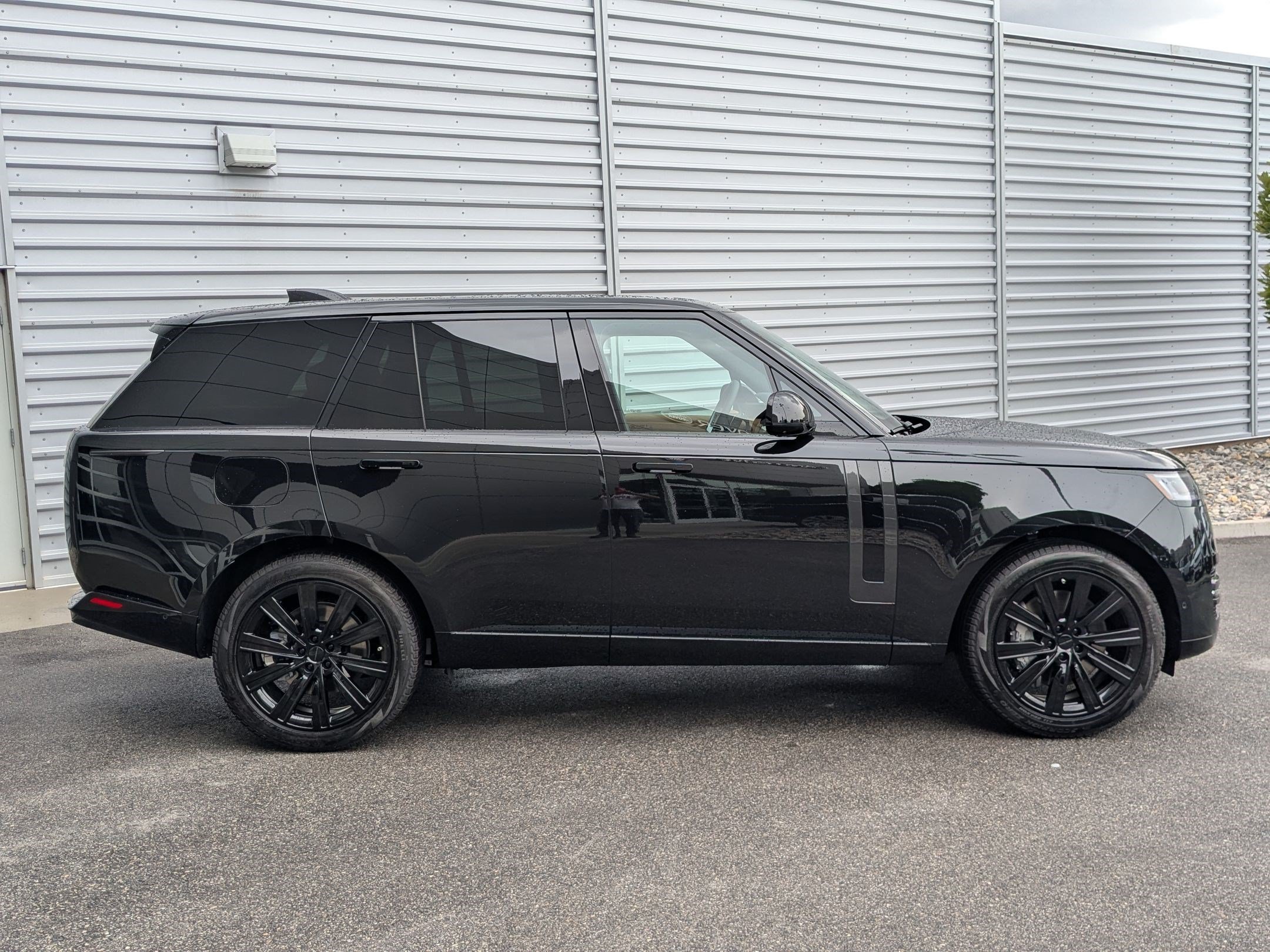 New 2026 Santorini Black Land Rover P530 SE image 4