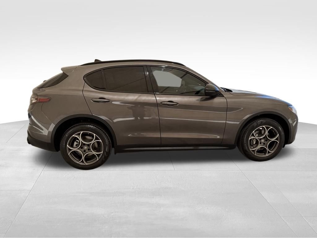 New 2025 Vesuvio Gray Metallic Exterior Paint Alfa Romeo Base image 6
