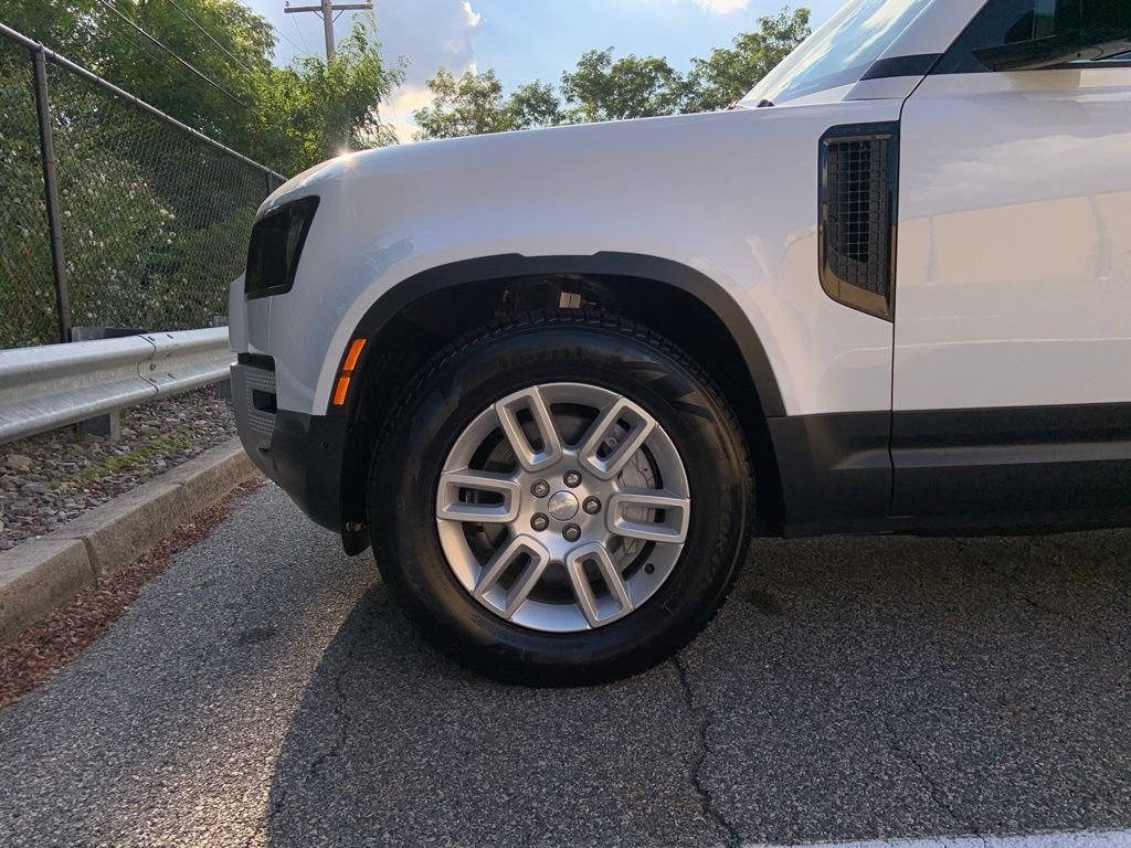 Used 2025 White Land Rover S image 9