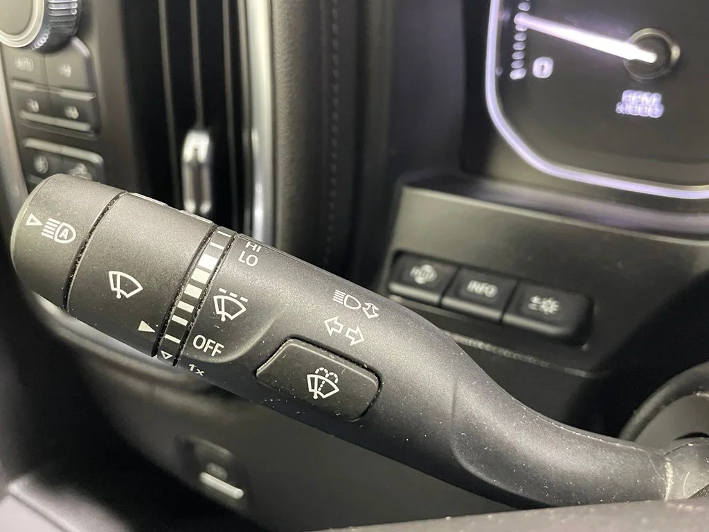 Used 2021 White GMC Denali image 37