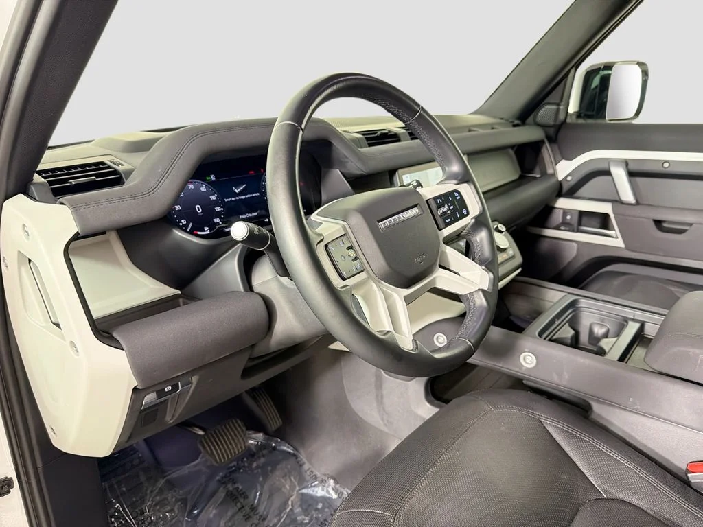 Used 2023 White Land Rover X-Dynamic SE image 9