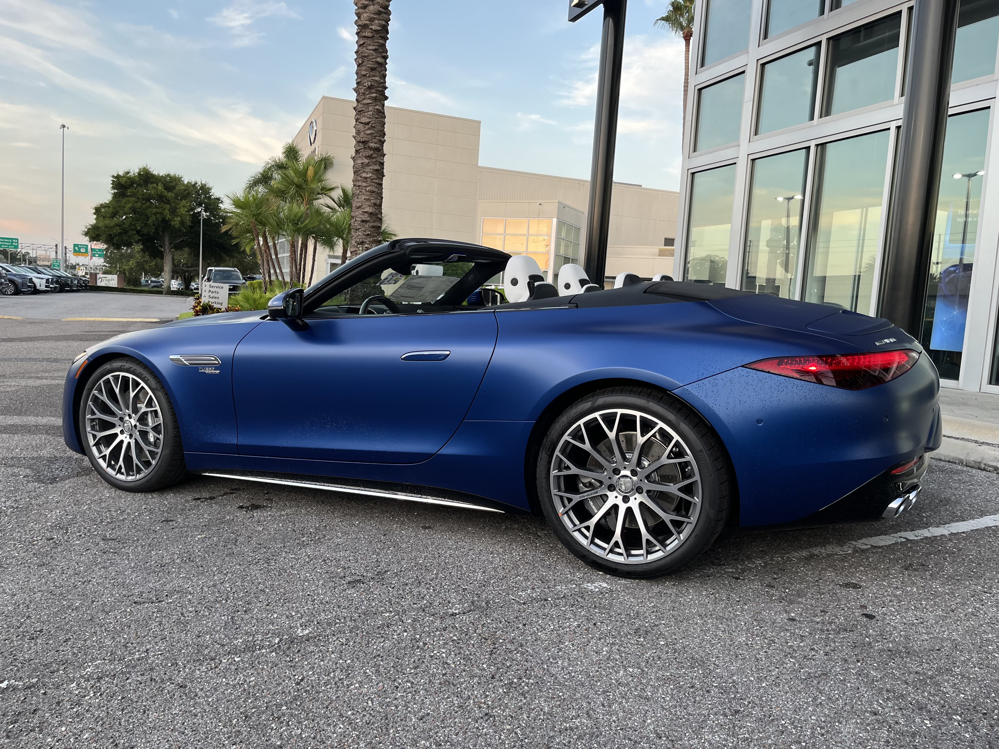 New 2026 MANUFAKTUR Starling Blue Magno Mercedes-Benz AMG® SL 43 image 4