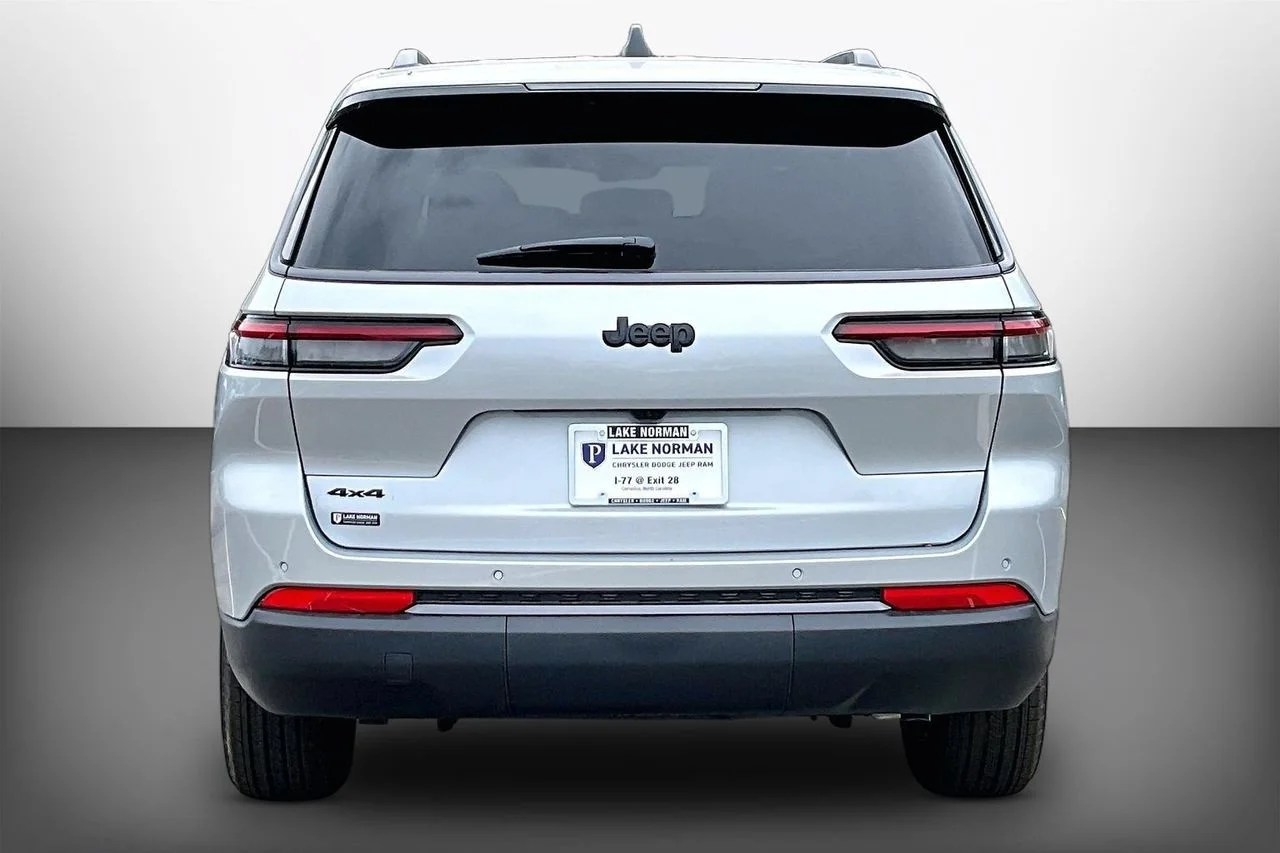 New 2026 Silver Zynith Exterior Paint Jeep Altitude image 7