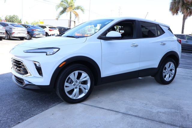 Used 2025 Summit White Buick Preferred image 4