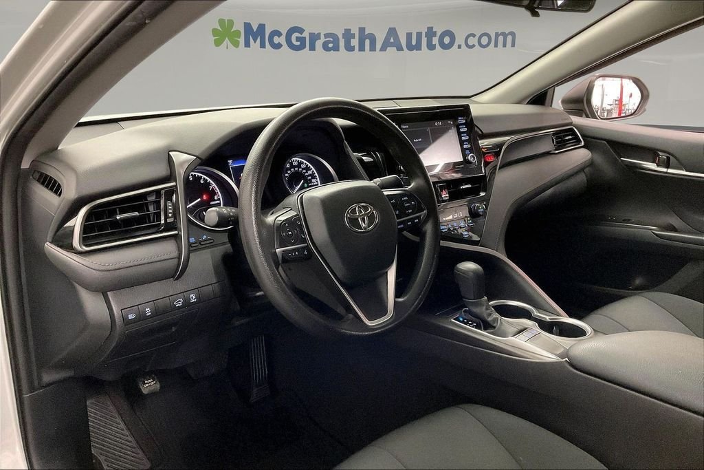 Used 2022 White Toyota LE image 17