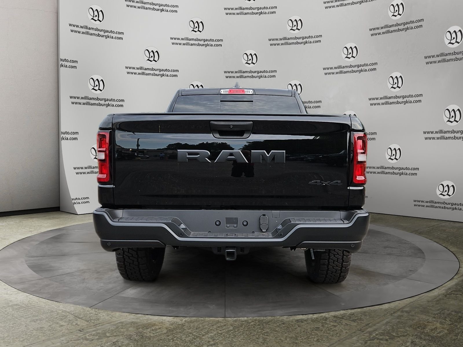 New 2026 Diamond Black Crystal Pearl-Coat Exterior Paint RAM Tradesman image 4