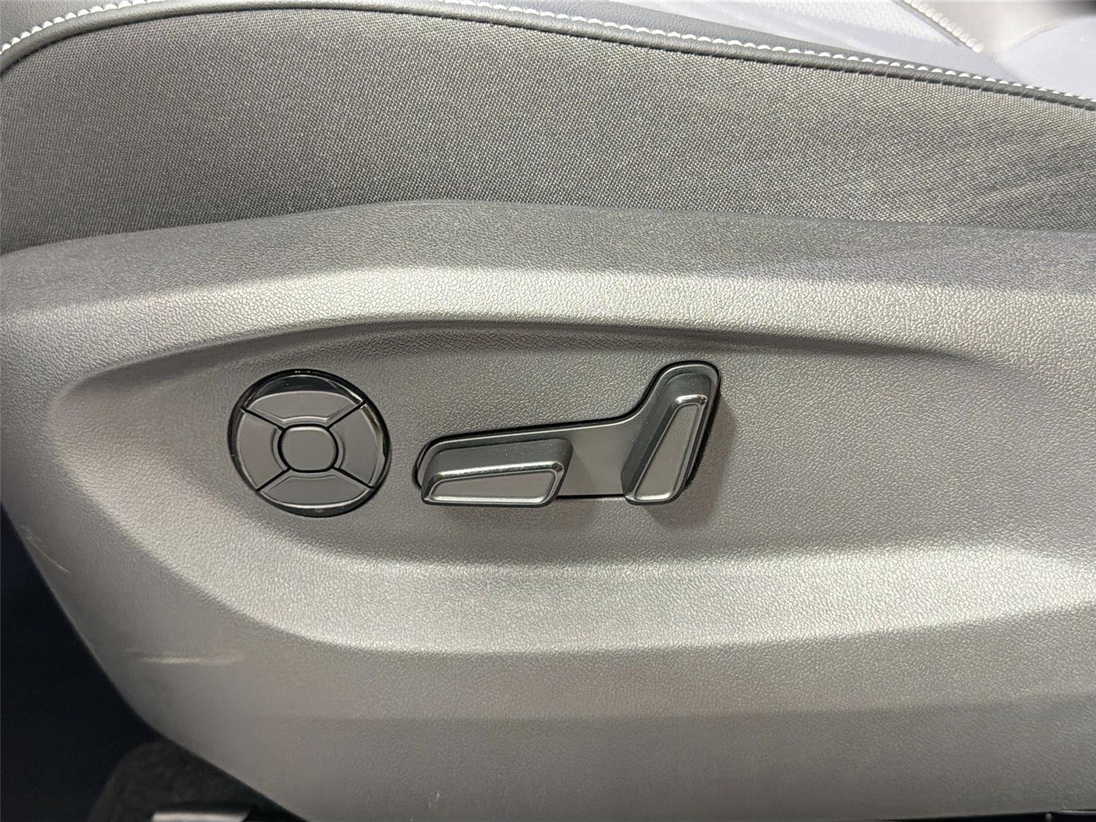 New 2026 Pyrite Silver Metallic Volkswagen SE image 17