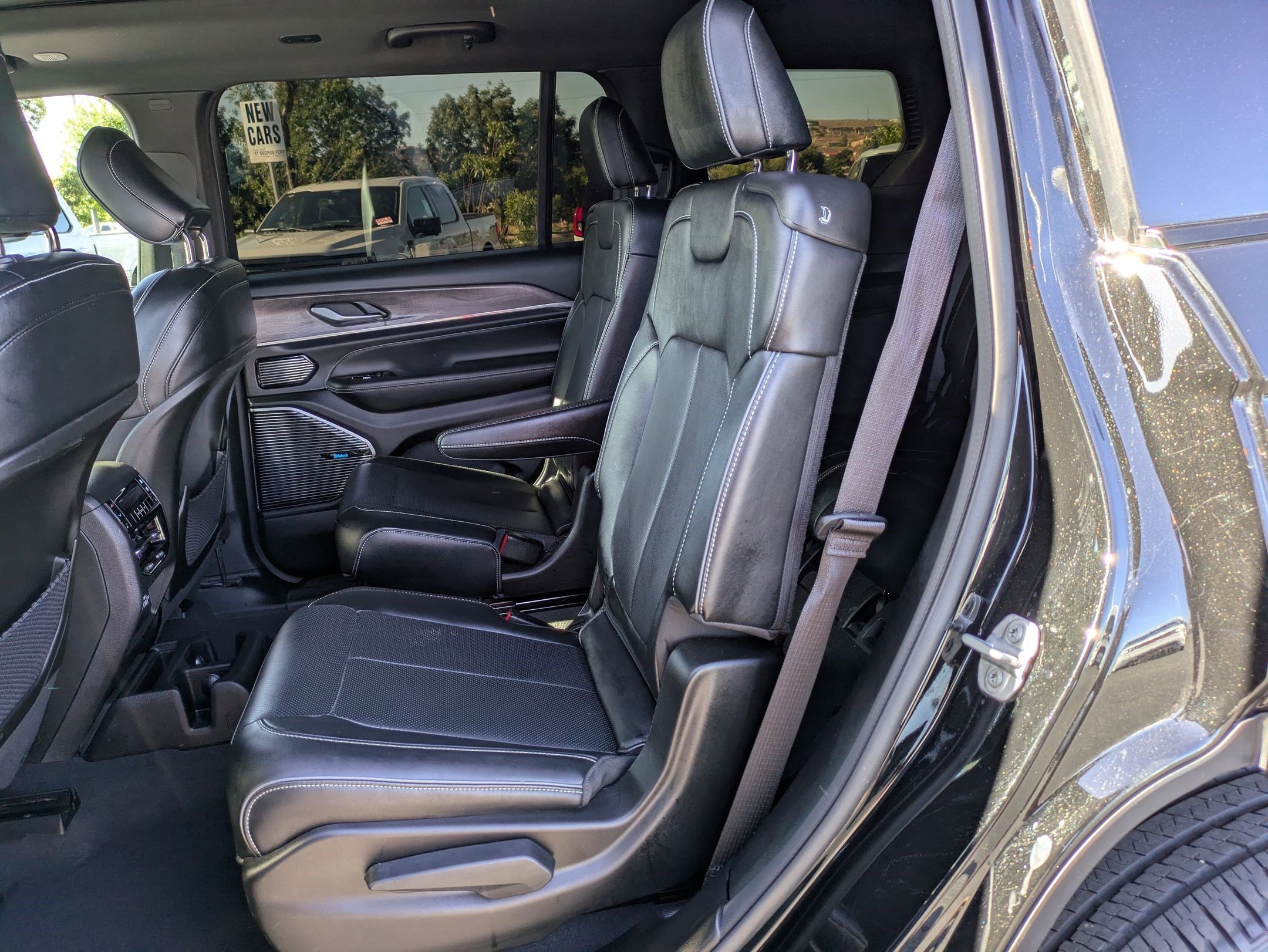 Used 2023 Diamond Black Crystal Pearlcoat Jeep Overland image 28