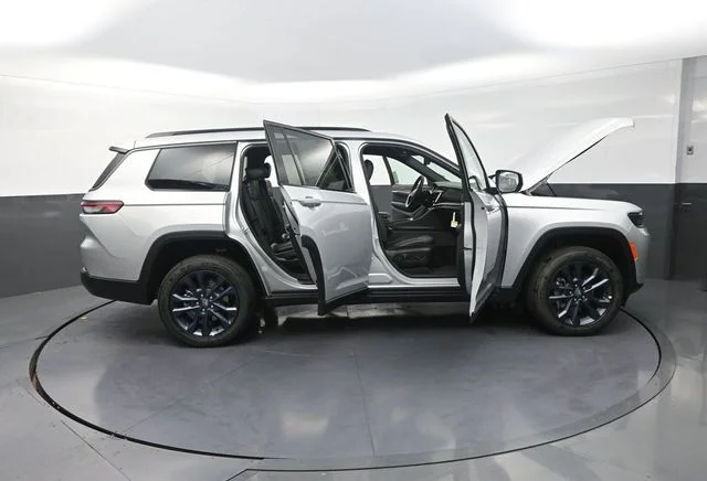 New 2026 Silver Zynith Exterior Paint Jeep Limited image 37