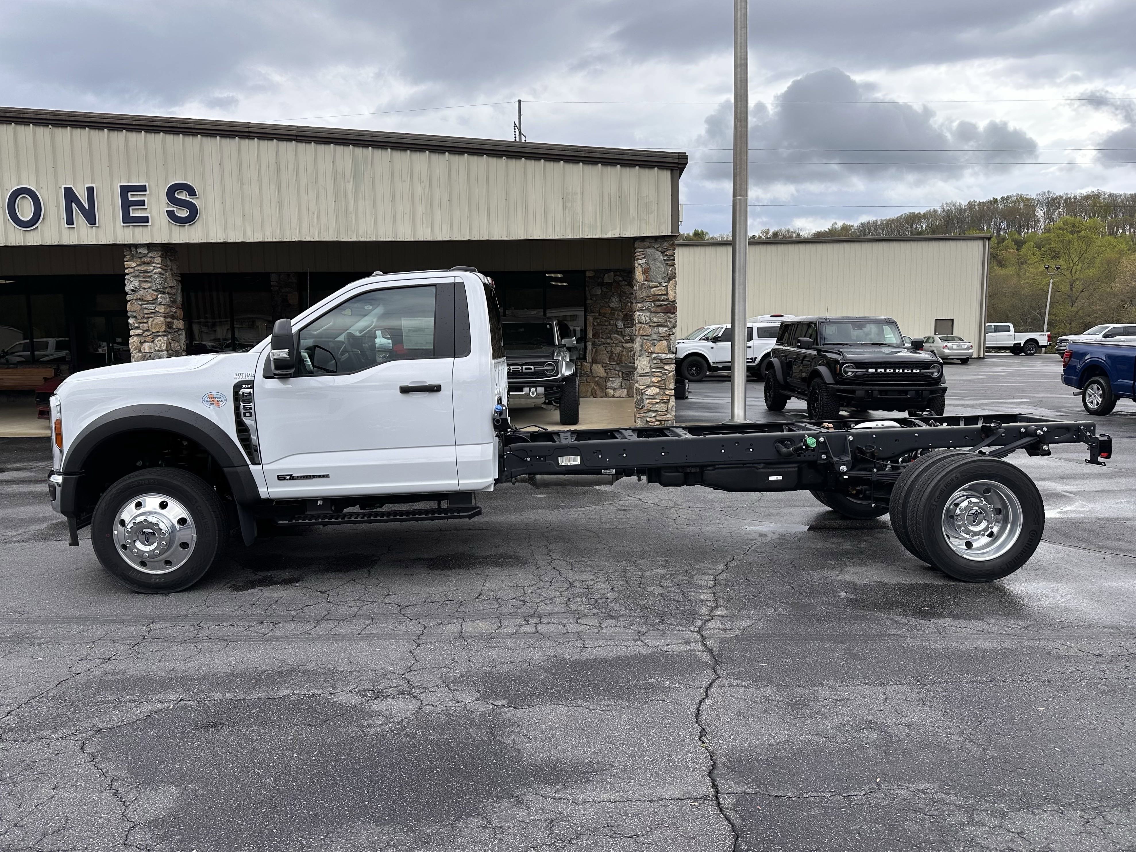2025 Ford F-550 Super Duty Chassis Cab
