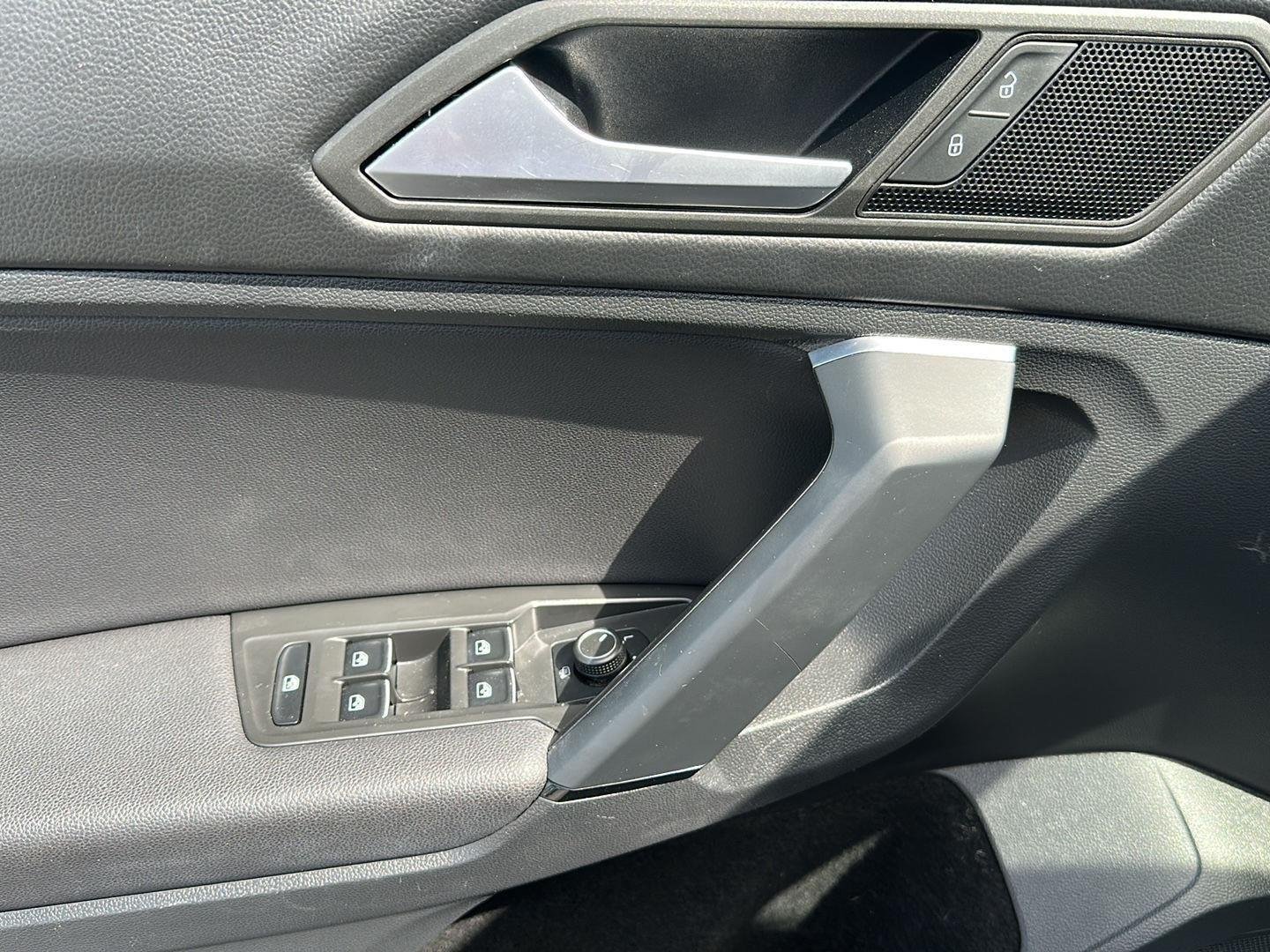 Used 2019 Platinum Gray Metallic Volkswagen SE image 5